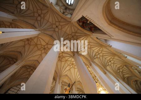 MÜNCHEN - 24. JUNI 2025: Deckenansicht der Frauenkirche mit Rippengewölben und gotischer Architektur Stockfoto