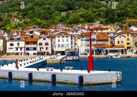 Pier mit einem Leuchtturm in Baska auf der Insel KRK, ein Spaziergang und Besichtigungen in der Stadt während der Sommersaison Stockfoto