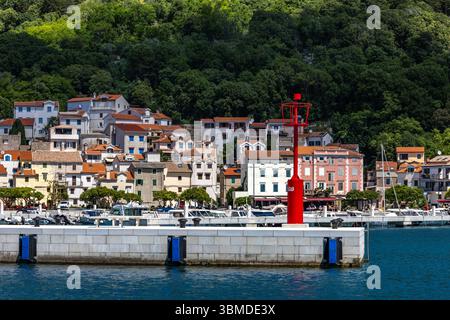 Pier mit einem Leuchtturm in Baska auf der Insel KRK, ein Spaziergang und Besichtigungen in der Stadt während der Sommersaison Stockfoto