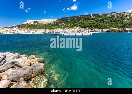 Azurblaues Wasser in der Adria in Baska auf der Insel KRK Stockfoto