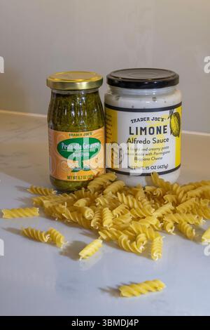 Trader Joe's bietet Basil Pesto und Alfredo Sauce als Hausmarken an, 2025, USA Stockfoto
