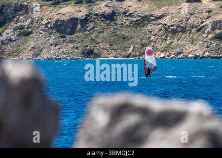 Windsurfen und Paragliding in der Bucht am Strand von Baska auf der Insel KRK, Wassersport, Extremsportler Stockfoto