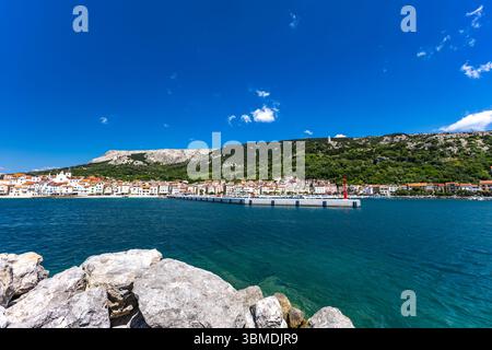 Die felsige Küste der Adria, das Panorama von Baska, Sehenswürdigkeiten in der Altstadt, das azurblaue Wasser der Adria im Sommer Stockfoto