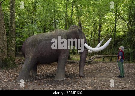 Figur eines lebensgroßen Mammuts, paläolithischer Park der Cueva del Valle, Rasines, Kantabrien, Spanien, Europa Stockfoto