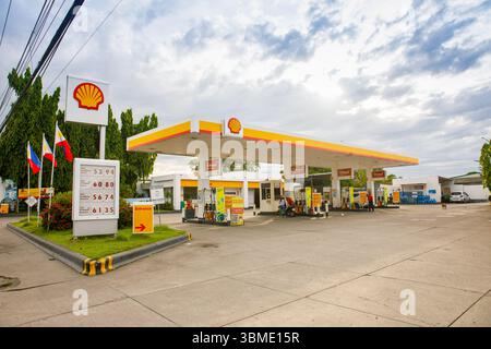13. Mai 2025: Shell Tankstelle in Calapan City, Philippinen, mit Treibstoffpreisen und philippinischen Flaggen Stockfoto