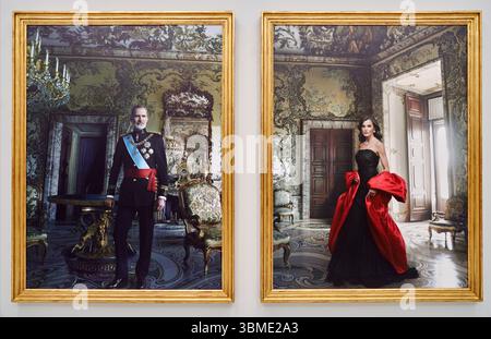 König Felipe VI. Und Königin Letizia, 2024, Annie Leibovitz, Foto gedruckt auf grundierter Polyesterleinwand mit UV-härtenden Tinten, die Tiranie von Chronos EXH Stockfoto
