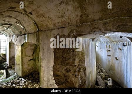 Fort Verle: Nischen in den inneren Mauern und eingefallenen Passagen, Levico Terme, Trentino, Italien. Stockfoto