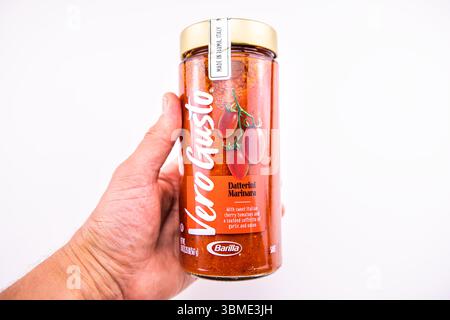 Avon, USA - 3. Juli 2022: Italienische Tomatensoße für Pasta, sautierter Saffritto aus Italien Handhaltung auf weißem Hintergrund für Datterini Marinara Stockfoto