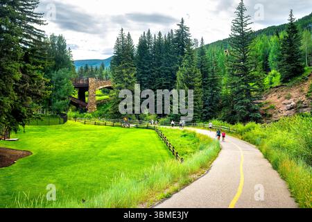 Vail, USA - 18. Juli 2022: Colorado Lionshead Radweg gepflasterter Wanderweg, der im Sommer die Dörfer der Skigebiete mit vielen Touristen verbindet Stockfoto