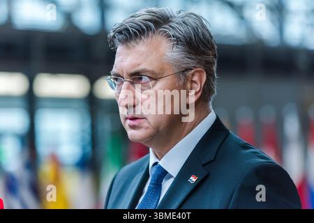 BRÜSSEL, BELGIEN - 26. JUNI 2025 Andrej PLENKOVIĆ, Premierminister Kroatiens, spricht vor Beginn des EU-Treffens im Europa-Gebäude, dem Sitz des EU-Rates in Brüssel, vor den Medien. Die Staats- und Regierungschefs der EU treffen sich in Brüssel, um geoökonomische Herausforderungen und die laufenden Entwicklungen in der Ukraine und im Nahen Osten zu erörtern. Sie erörtern die europäische Verteidigung und Sicherheit, die EU in der Welt und Wettbewerbsfähigkeit, Migration, den EU-Beitrittsprozess der Republik Moldau, die Lage im westlichen Balkan sowie innere Sicherheit, Vorsorge und hybride Aktivitäten. Kredit: Morfo SAVVA | Alamy Live News. Stockfoto