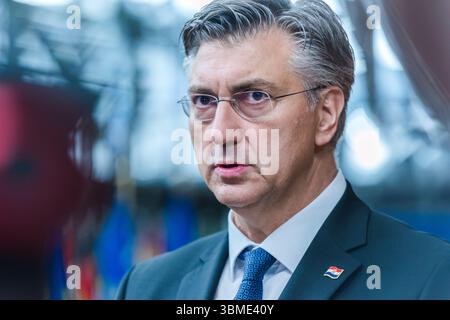 BRÜSSEL, BELGIEN - 26. JUNI 2025 Andrej PLENKOVIĆ, Premierminister Kroatiens, spricht vor Beginn des EU-Treffens im Europa-Gebäude, dem Sitz des EU-Rates in Brüssel, vor den Medien. Die Staats- und Regierungschefs der EU treffen sich in Brüssel, um geoökonomische Herausforderungen und die laufenden Entwicklungen in der Ukraine und im Nahen Osten zu erörtern. Sie erörtern die europäische Verteidigung und Sicherheit, die EU in der Welt und Wettbewerbsfähigkeit, Migration, den EU-Beitrittsprozess der Republik Moldau, die Lage im westlichen Balkan sowie innere Sicherheit, Vorsorge und hybride Aktivitäten. Kredit: Morfo SAVVA | Alamy Live News. Stockfoto