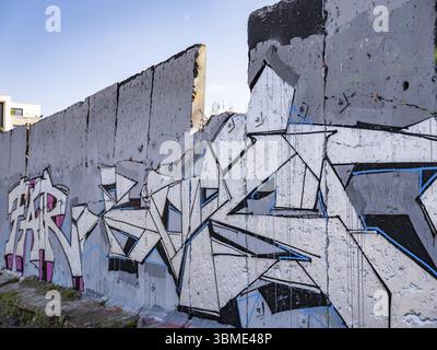 Hinter dem Projekt Urban Gardening in einem neuen Bebauungsgebiet am Alten Hafen Offenbach am Main, Hessen, Europa, verblieb Graffiti an der Wand Stockfoto
