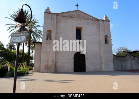 San Gabriel, Kalifornien: Außenansicht der Mission San Gabriel Arcángel mit El Camino Real Bell im Vordergrund Stockfoto