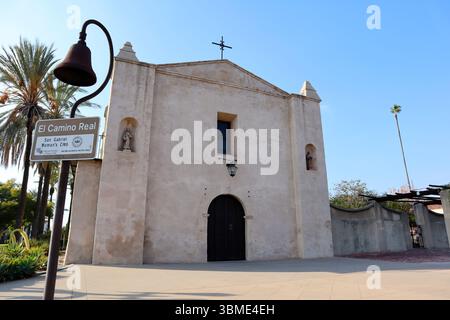 San Gabriel, Kalifornien: Außenansicht der Mission San Gabriel Arcángel mit El Camino Real Bell im Vordergrund Stockfoto