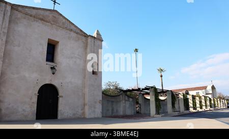 San Gabriel, Kalifornien: Außenansicht der Mission San Gabriel Arcángel, historische spanische Mission, die 1771 gegründet wurde Stockfoto