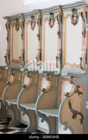 Kirchen im Rhein-Kreis-Neuss, St. Andreas in Neuss-Norf, Rosengeschmücktes Chorgestühl Stockfoto