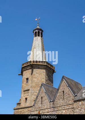 Der Steingürtel von Fougères in der Bretagne aus dem Jahr 1397 steht an einem sonnigen Frühlingstag mit klarem blauem Himmel über mittelalterlichen Dächern. Stockfoto