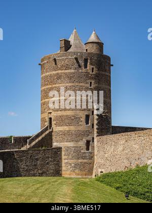 Der Mélusine-Turm der Burg Fougères, ein großer Rundturm aus dem 15. Jahrhundert, der an einem sonnigen Tag in Ille-et-Vilaine, Bretagne, Frankreich zu sehen ist. Stockfoto