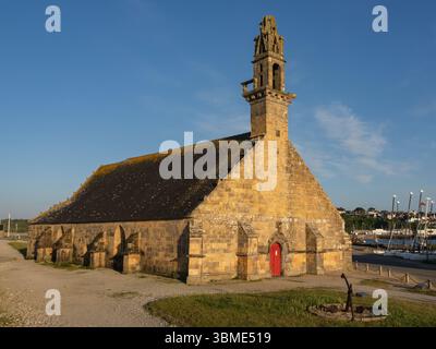Die Kapelle Notre-Dame-de-Rocamadour in Camaret-sur-Mer, Bretagne, von Sillon aus gesehen bei warmem Sonnenuntergang, Frankreich. Stockfoto