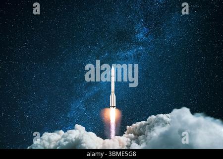 Die Rakete Startet In Der Nacht Des Sternenhimmels. Ein Raumschiff fliegt in den Weltraum. Konzept Der Reise Zu Anderen Planeten Stockfoto