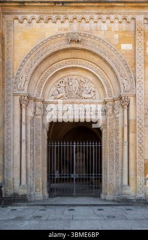 Charlieu, Abtei Saint-Fortunat (Abbaye de Saint-Fortunat), großes Nordportal des Narthex Stockfoto