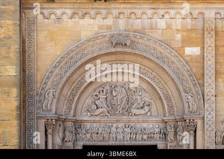 Charlieu, Abtei Saint-Fortunat (Abbaye de Saint-Fortunat), großes Nordportal des Narthex Stockfoto