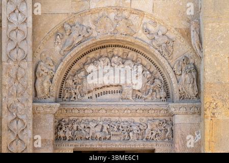 Charlieu, Abtei Saint-Fortunat (Abbaye de Saint-Fortunat), kleines Nordportal des Narthex Stockfoto