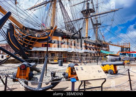 Portsmouth, Vereinigtes Königreich - 10. Mai 2011: HMS Victory Restauration im Portsmouth Historic Dockyard. Hafenseite des Flaggschiffs von Admiral Horatio Nelson. Stockfoto