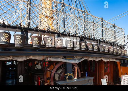 Portsmouth, Vereinigtes Königreich - 10. Mai 2011: HMS Victory at Portsmouth Historic Dockyard. Feuereimer aus Leder hängen vom oberen Deck der Kabine Stockfoto