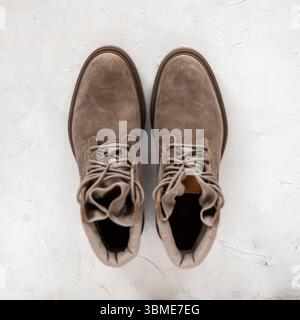 Blick Von Oben Auf Stilvolle Beige Wildlederstiefel In Beige. Nahaufnahme der eleganten Saisonschuhe für Herren. Neue Trendige Frühlingsschuhkollektion. Lässiger Style. Stockfoto