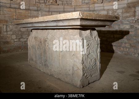Saint Christol, Notre-Dame-St-Christophe (Saint-Christol d’Albion), romanischer Chor, Altar mit Relief Stockfoto