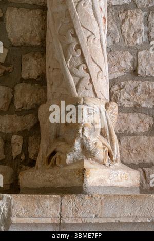 Saint Christol, Notre-Dame-St-Christophe (Saint-Christol d’Albion), Romanischer Chor, Säulenbasis Stockfoto