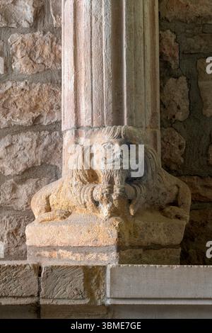 Saint Christol, Notre-Dame-St-Christophe (Saint-Christol d’Albion), Romanischer Chor, Säulenbasis Stockfoto