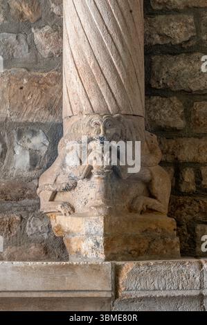 Saint Christol, Notre-Dame-St-Christophe (Saint-Christol d’Albion), Romanischer Chor, Säulenbasis Stockfoto