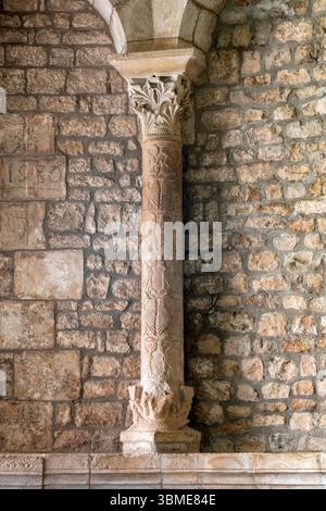 Saint Christol, Notre-Dame-St-Christophe (Saint-Christol d’Albion), Romanischer Chor, Säule Stockfoto