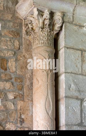 Saint Christol, Notre-Dame-St-Christophe (Saint-Christol d’Albion), Romanischer Chor, Säule Stockfoto