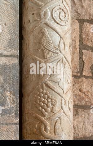 Saint Christol, Notre-Dame-St-Christophe (Saint-Christol d’Albion), Romanischer Chor, Säule Stockfoto