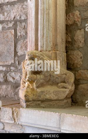 Saint Christol, Notre-Dame-St-Christophe (Saint-Christol d’Albion), Romanischer Chor, Säulenbasis Stockfoto