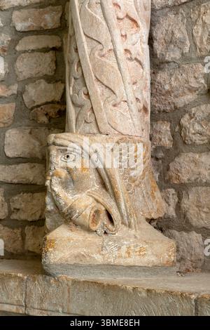 Saint Christol, Notre-Dame-St-Christophe (Saint-Christol d’Albion), Romanischer Chor, Säulenbasis Stockfoto