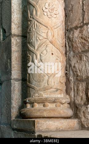 Saint Christol, Notre-Dame-St-Christophe (Saint-Christol d’Albion), Romanischer Chor, Säulenbasis Stockfoto