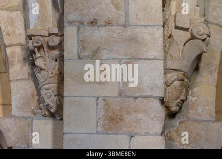 Saint Christol, Notre-Dame-St-Christophe (Saint-Christol d’Albion), Kapitelle im nördlichen Seitenschiff Stockfoto