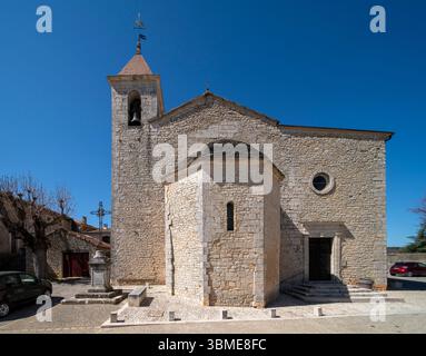 Saint Christol, Notre-Dame-St-Christophe (Saint-Christol d’Albion), Blick von Osten mit Chorapsis Stockfoto
