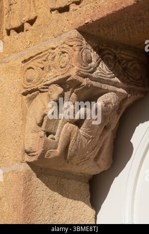 Anzy-le-Duc, ehemalige Prioratskirche Sainte-Trinité, Westportal Stockfoto