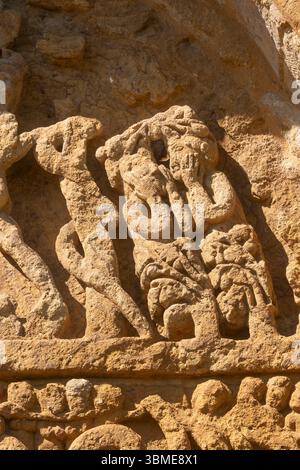 Anzy-le-Duc, ehemalige Prioratskirche Sainte-Trinité, Portal in der südlichen Einfriedungsmauer des Priorats Stockfoto
