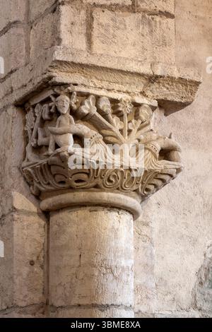 Anzy-le-Duc, ehemalige Prioratskirche Sainte-Trinité, Kapitell im Innenraum, Pflanzen werden getränkt Stockfoto