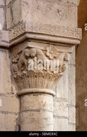 Anzy-le-Duc, ehemalige Prioratskirche Sainte-Trinité, Kapitell im Innenraum, Vierbeiner (Löwen?) Stockfoto