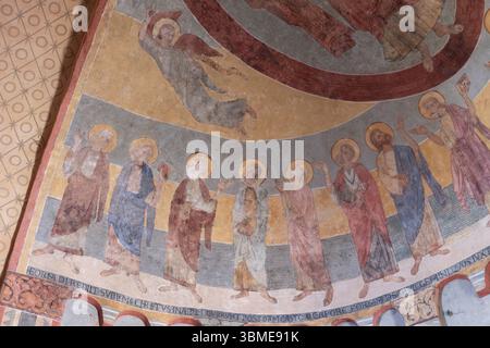 Anzy-le-Duc, ehemalige Prioratskirche Sainte-Trinité, Fresken im Chorraum Stockfoto