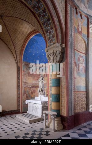 Anzy-le-Duc, ehemalige Prioratskirche Sainte-Trinité, Fresken im Chorraum Stockfoto