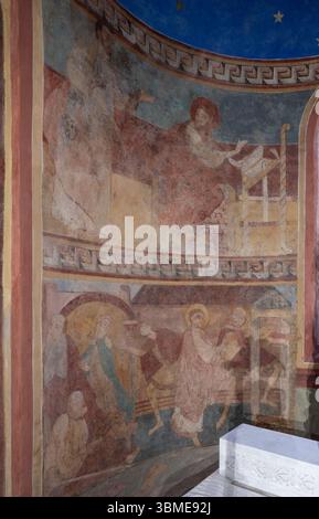 Anzy-le-Duc, ehemalige Prioratskirche Sainte-Trinité, Fresken im Chorraum Stockfoto