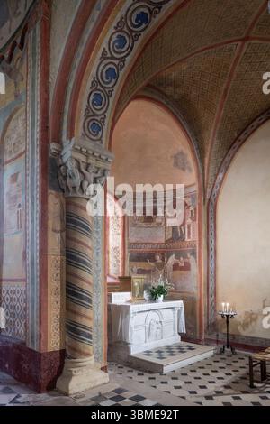 Anzy-le-Duc, ehemalige Prioratskirche Sainte-Trinité, Fresken im Chorraum Stockfoto